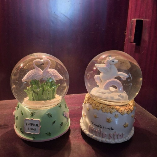 Decorative wind-up snow globes like new with unicorn and flamingo 16 cm