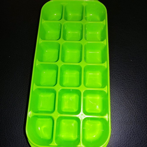 Plastic ice cube tray like new