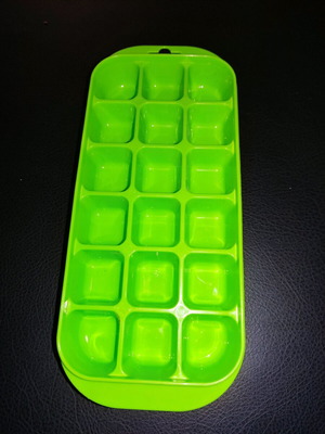 Plastic ice cube tray like new