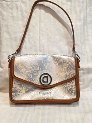 Τσάντα ώμου Desigual σαν καινούργια, καφέ με ασημί λεπτομέρειες