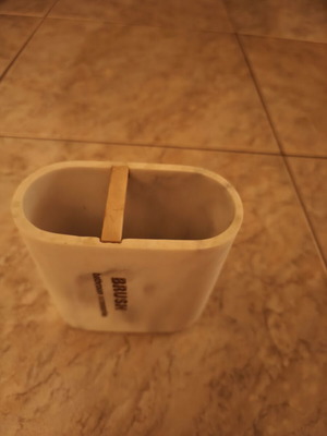 Toothbrush holder with marble effect resin