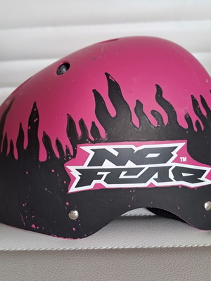 No Fear children's bicycle helmet 55-57 cm like new, pink-fuchsia