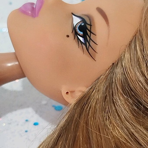Bratz Adventure Girlz Yasmin 2006 doll used with flaws