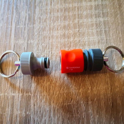 Gardena cylindrical clip used with 6 colorful keychains and label holders