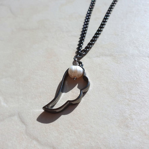 Women's necklace with black metal feather and natural pearl new