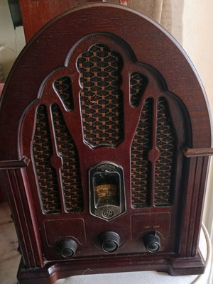 General Electric Cathedral Radio model 7-4100JA like new