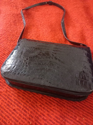 Λουστρίνι γυναικεία τσάντα ώμου μεταχειρισμένη, μαύρη, κλασική με τρεις θέσεις