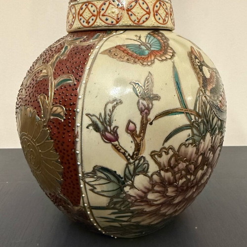 Satsuma vase with lid like new with handmade embossed painting
