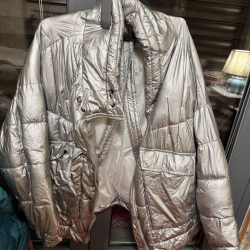 Silver jacket like new, very warm, one size with internal straps