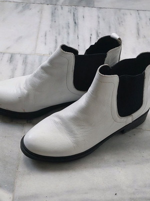 Women's white leather boots like new, size 39
