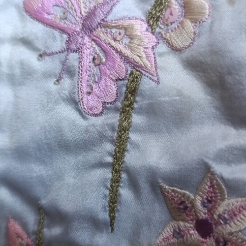 Fabric wallet used with embroidery and zipper in gray and pink