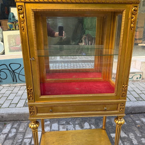 Display cabinet with gold leaf like new, with one shelf