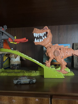 Hot Wheels track with dinosaur toy and mechanism