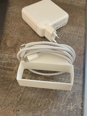 Поставка за кабел MacBook от естествени материали