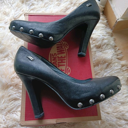 Replay pumps used, black, size 39, with heel scratch
