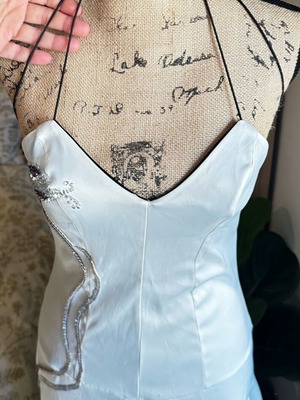 Σατέν επίσημο φόρεμα Lovely σαν καινούργιο, άσπρο με παγιέτες και χάντρες