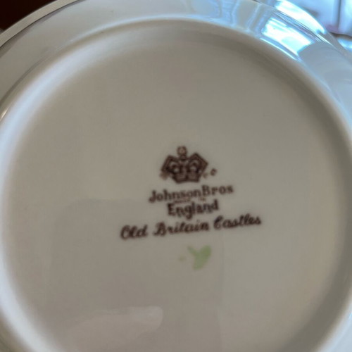 Old Britain Castles Johnson Brothers 72-piece dinnerware set like new