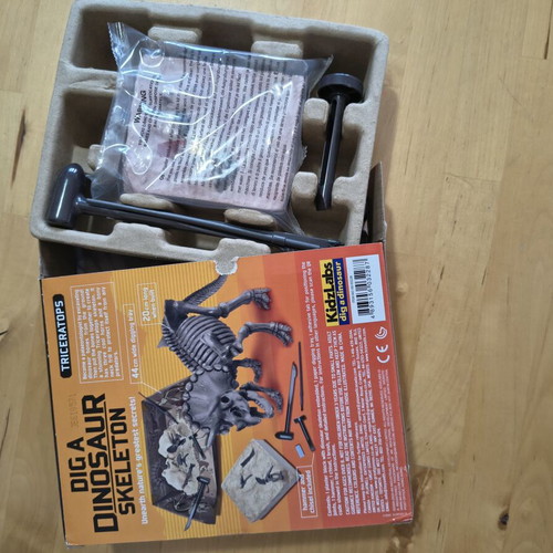 Dinosaur Creative Toy Set new, includes 3d wooden puzzle and excavation kit