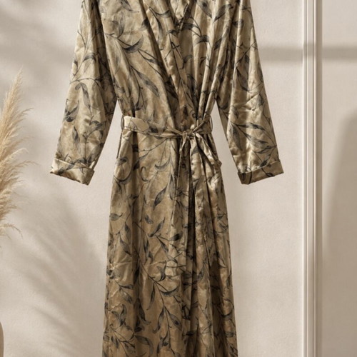 Elizabeth kimono robe size 46 satin with leaf pattern like new