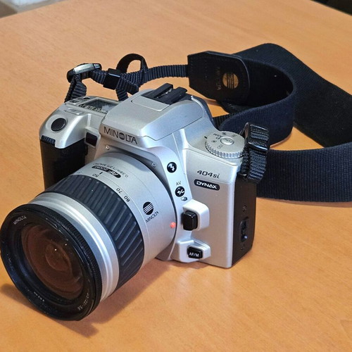 Minolta Dynax 404si analog SLR camera with Minolta AF 28-80mm lens