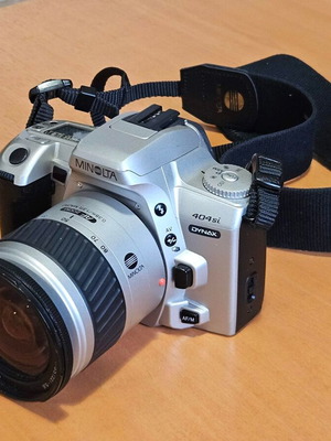 Minolta Dynax 404si analog SLR camera with Minolta AF 28-80mm lens