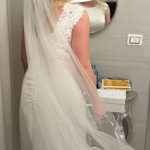 Wedding dress like new with veil, sizes M-L-XL
