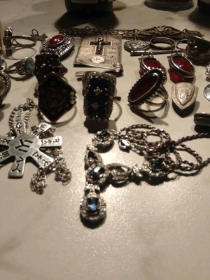 Διάφορα ασημένια κοσμήματα σαν καινούργια