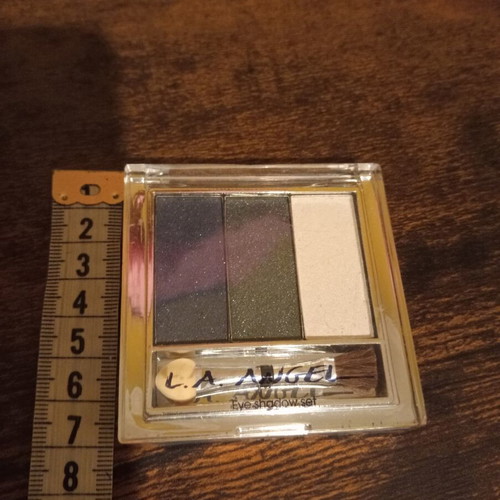 L.A. Angel Eye Shadow Set with 3 Shimmery Shades and Applicator