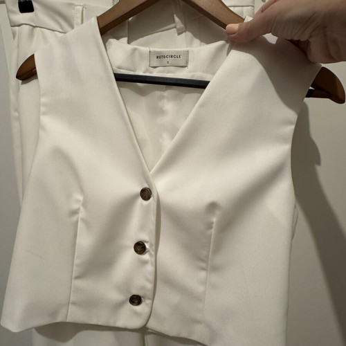 Rut & Circle white women's suit small size like new