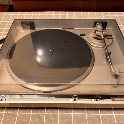 Technics SL-Q300 Quartz Direct Drive turntable with Audio-Technica AT81CP used