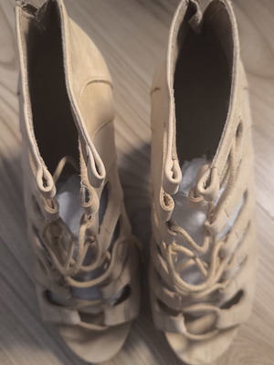 Leather women's shoes size 38 like new, beige sandals platforms