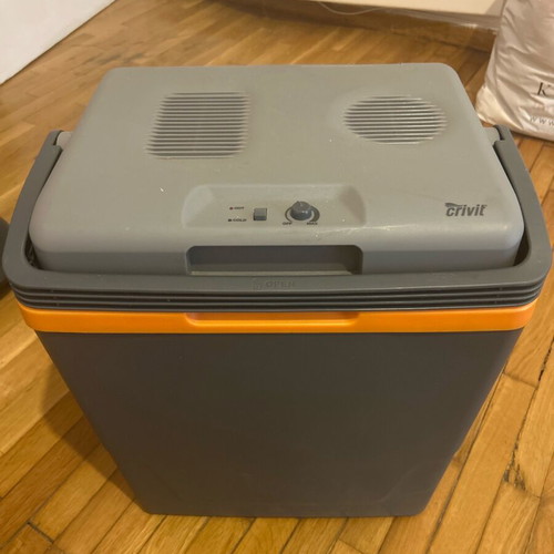 Car refrigerator like new, works with 12 V and 220 V