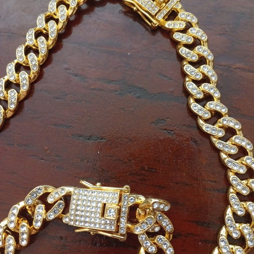 Jewelry set like new, gold color necklace and bracelet