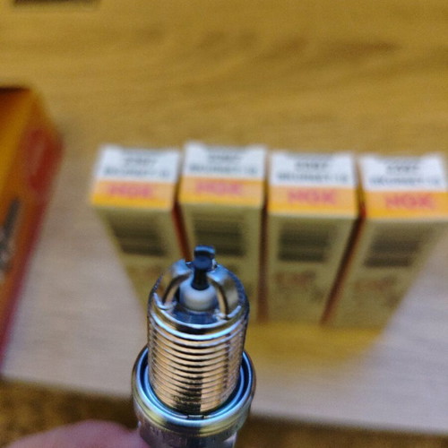 NGK Standard BKUR6ET-10 spark plug new