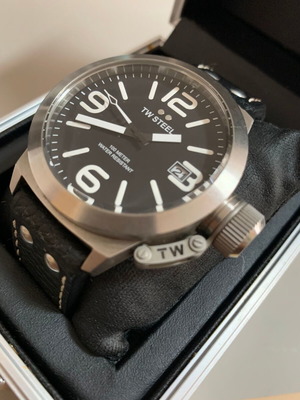 TW Steel Canteen TW2R 45mm watch like new, black leather strap