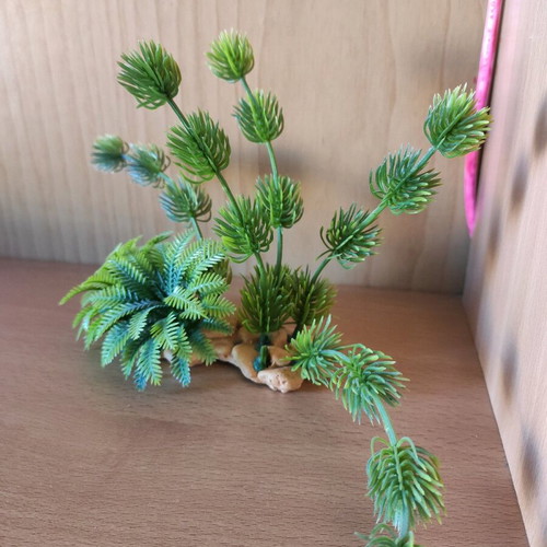 Artificial aquarium plant like new, 14 cm tall with base