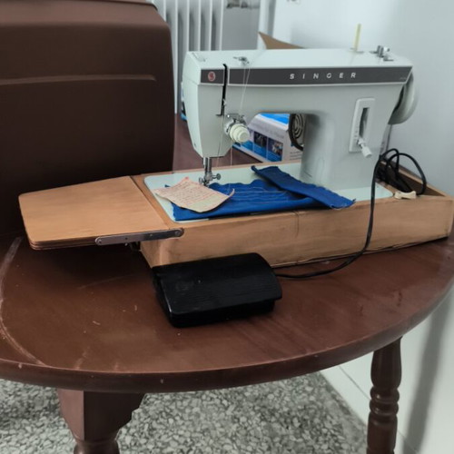Singer sewing machine like new with case