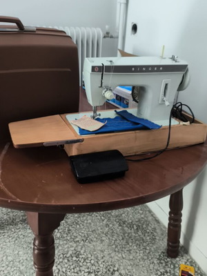 Singer sewing machine like new with case