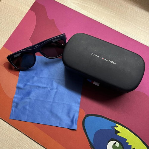 Tommy Hilfiger black sunglasses like new