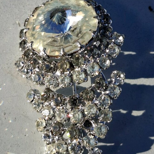 Vintage style pin used with rhinestones