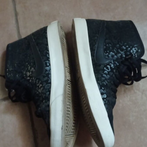 Nike women's black athletic boots size 38.5, suede and textured sides