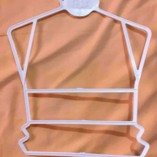 Trax children's plastic hangers set of 5 white like new