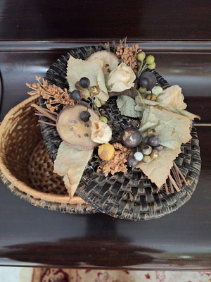 Καλάθι αποθήκευσης σαν καινούργιο με διάκοσμο σε πράσινο οβάλ σχήμα