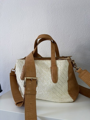 Handbag crossbody beige-white used with removable strap and 3 compartments