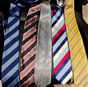 Δώδεκα ριγέ γραβάτες, 2 ευρώ η μία, δίνονται όλες μαζί
