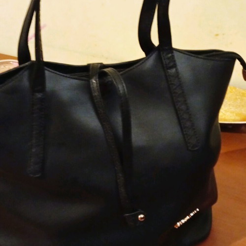 Elizabeth George Shoulder Bag Black like new, medium size