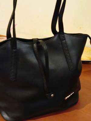 Elizabeth George Shoulder Bag Black like new, medium size