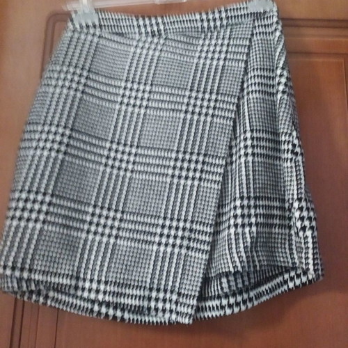 Skirt used, size medium, with gold zipper