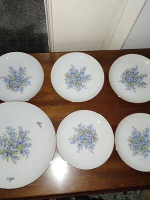 Porcelain dessert plate set like new with 5 small and 1 large plate