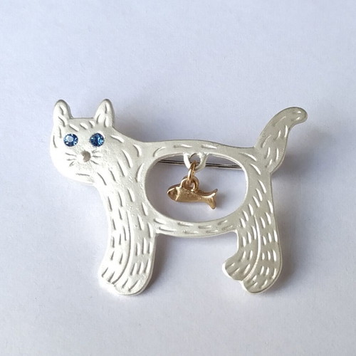 Cat brooch with fish new, impressive